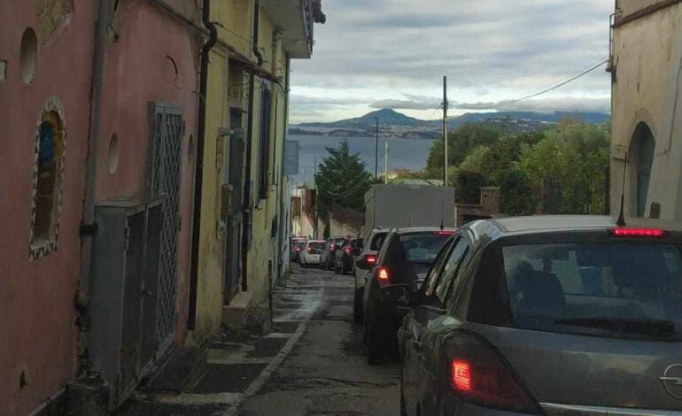 Sos da Pozzuoli: «Bloccati nel traffico da un’ora, che via di fuga può mai essere via Virgilio?»