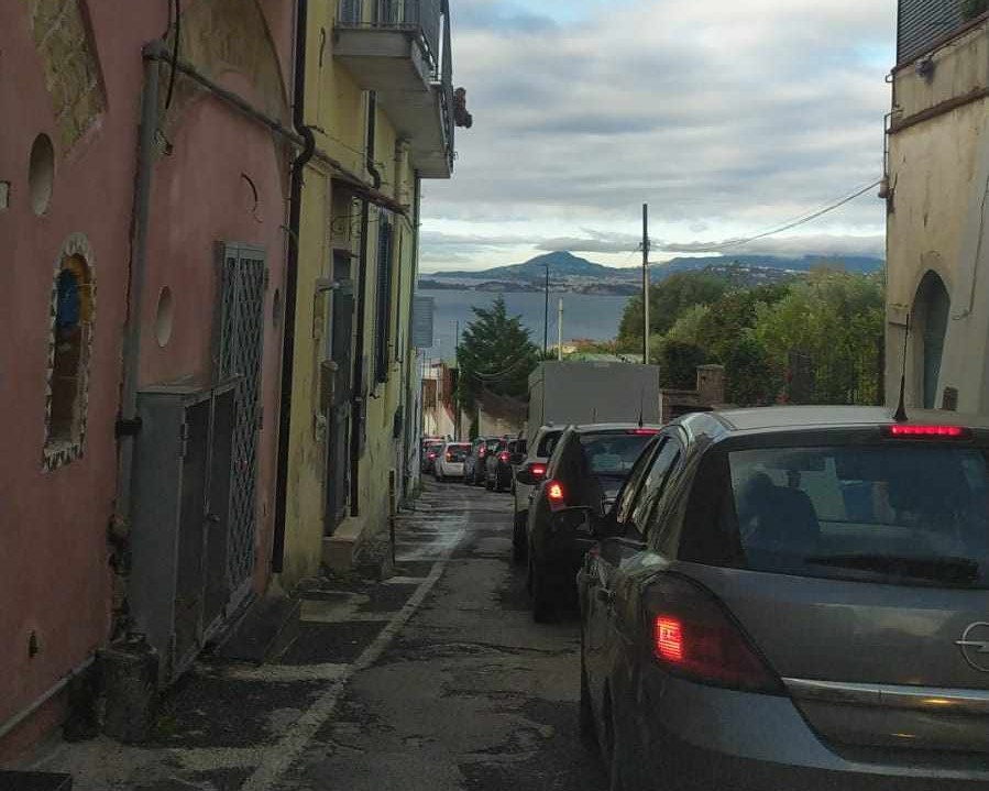 Sos da Pozzuoli: «Bloccati nel traffico da un’ora, che via di fuga può mai essere via Virgilio?»