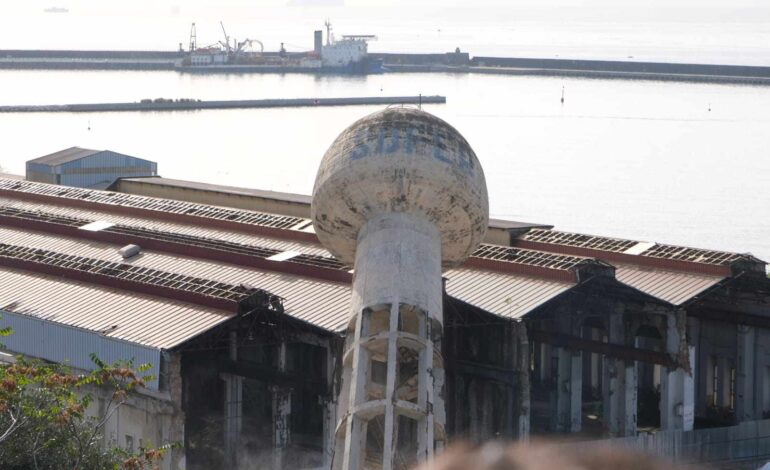 POZZUOLI/ La torre ex Sofer abbattuta con la dinamite, sgomberate le case – LE FOTO