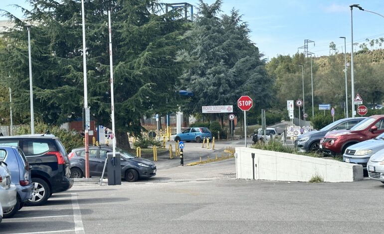 POZZUOLI/ Parcheggio del Cup, dipendenti dell’ospedale e utenti si contendono i posti auto: è polemica