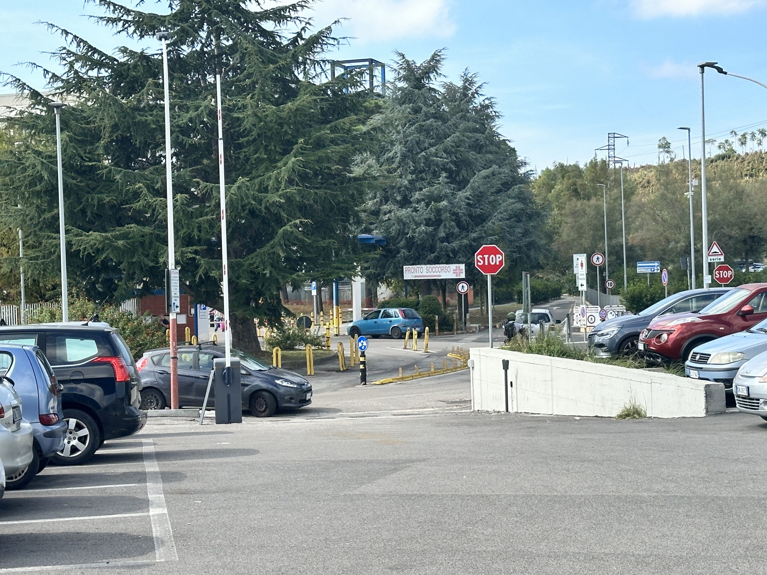 POZZUOLI/ Parcheggio del Cup, dipendenti dell’ospedale e utenti si contendono i posti auto: è polemica