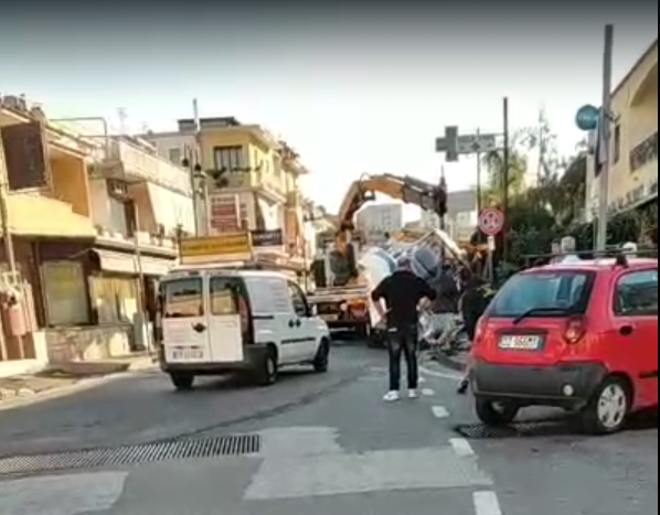 BACOLI/ Paura al Fusaro, barca cade da un camion in transito