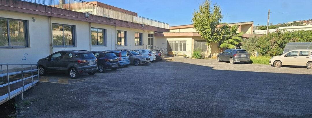 POZZUOLI/ La denuncia: «Nonostante i divieti si continua a parcheggiare nella scuola»