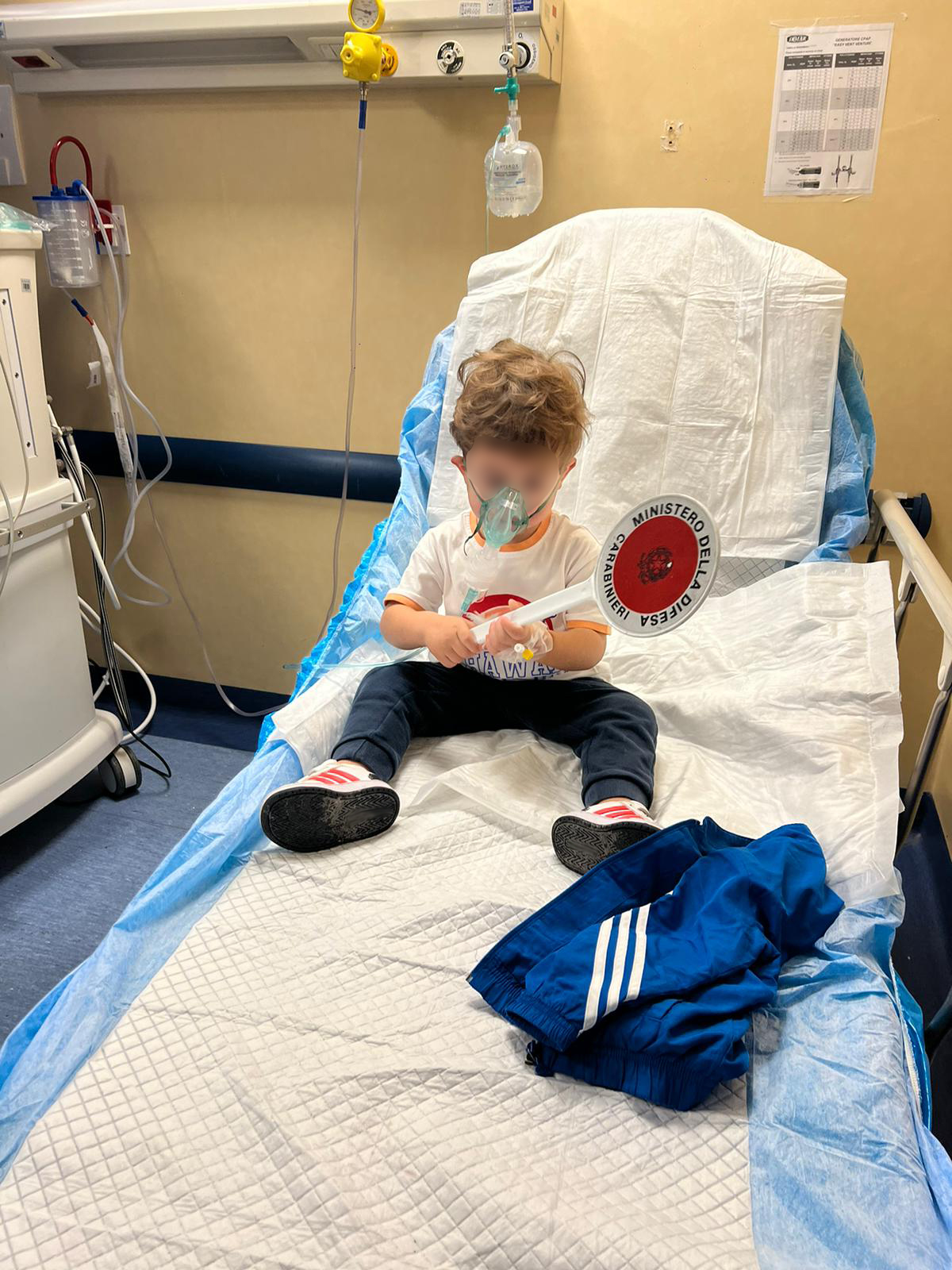 Bimbo di 2 anni in shock anafilattico: corsa disperata in ospedale in auto con i carabinieri