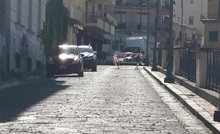 I LETTORI SEGNALANO/ «Noi residenti ci sentiamo intrappolati in via Follieri a Pozzuoli»