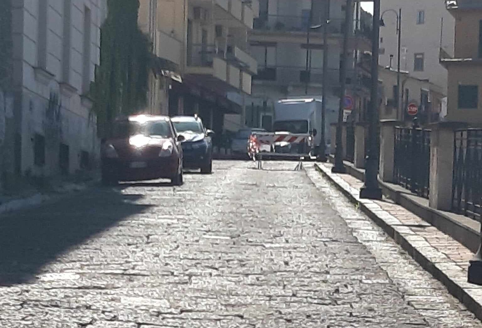 I LETTORI SEGNALANO/ «Noi residenti ci sentiamo intrappolati in via Follieri a Pozzuoli»