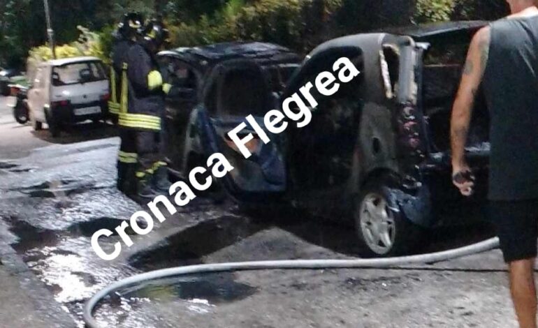 POZZUOLI/ Due auto distrutte dalle fiamme nella notte a via Napoli – LE FOTO
