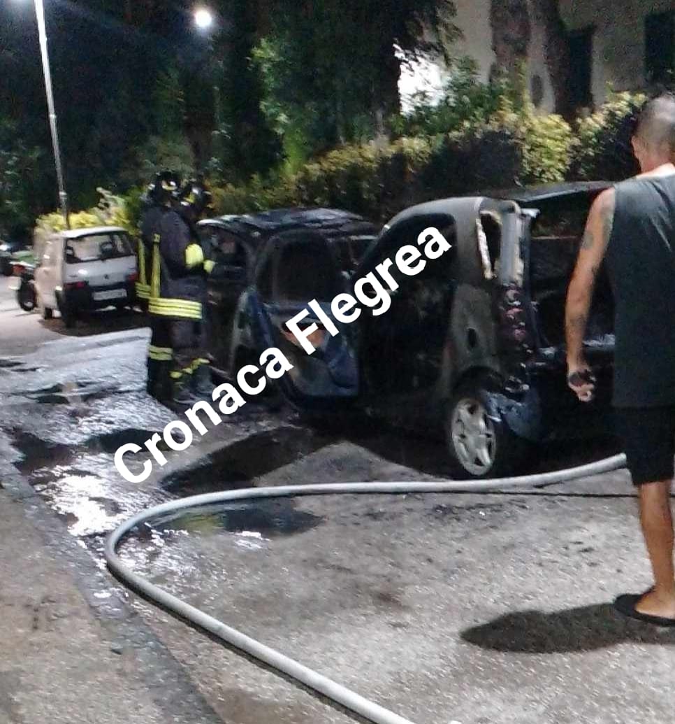 POZZUOLI/ Due auto distrutte dalle fiamme nella notte a via Napoli – LE FOTO