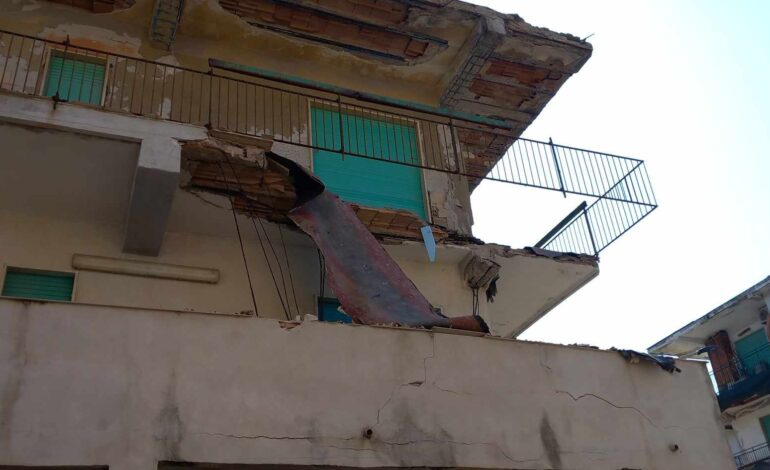 Crolla solaio di una palazzina a Licola mare, 5 famiglie sgomberate «Siamo stati abbandonati»