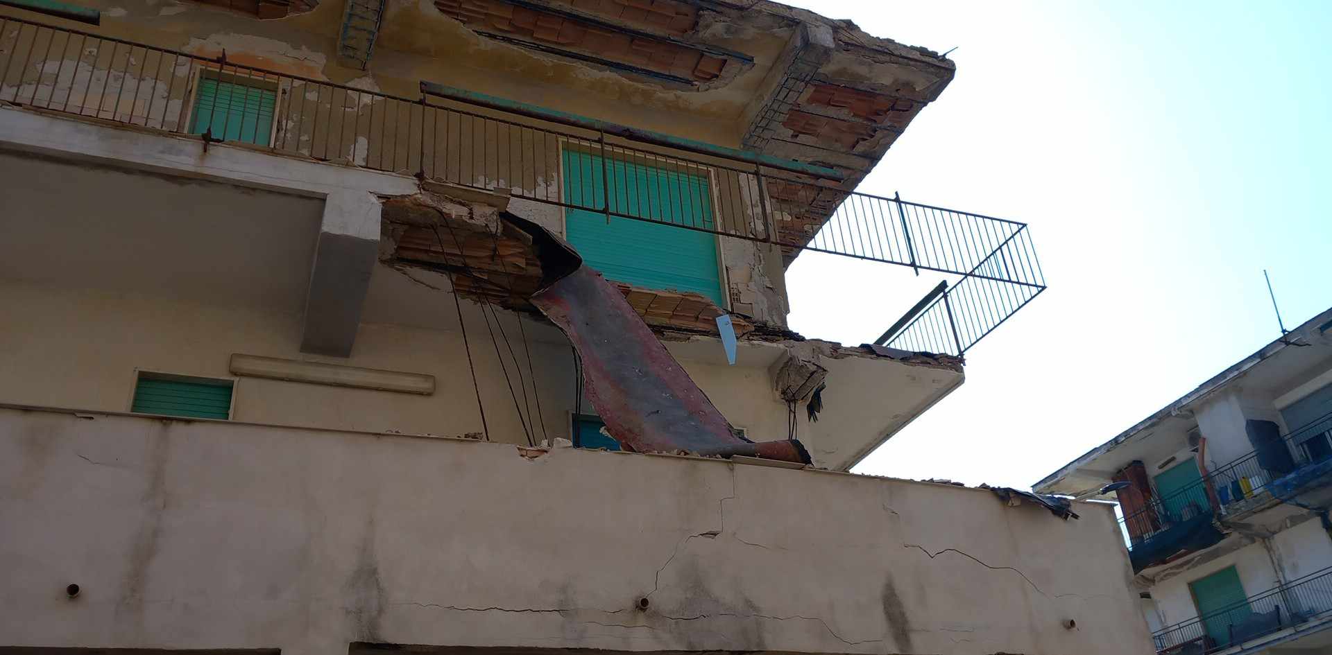 Crolla solaio di una palazzina a Licola mare, 5 famiglie sgomberate «Siamo stati abbandonati»