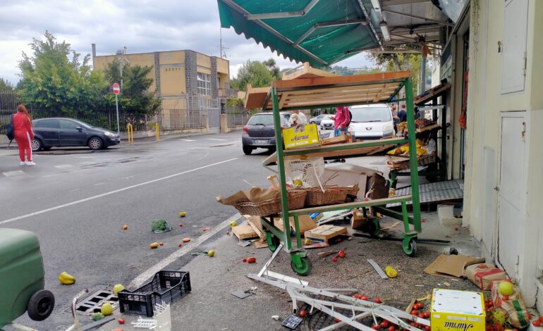 POZZUOLI/ Taxi abusivo non si ferma allo stop e auto si schianta contro un negozio: un ferito e 2 bimbi in ospedale – LE FOTO