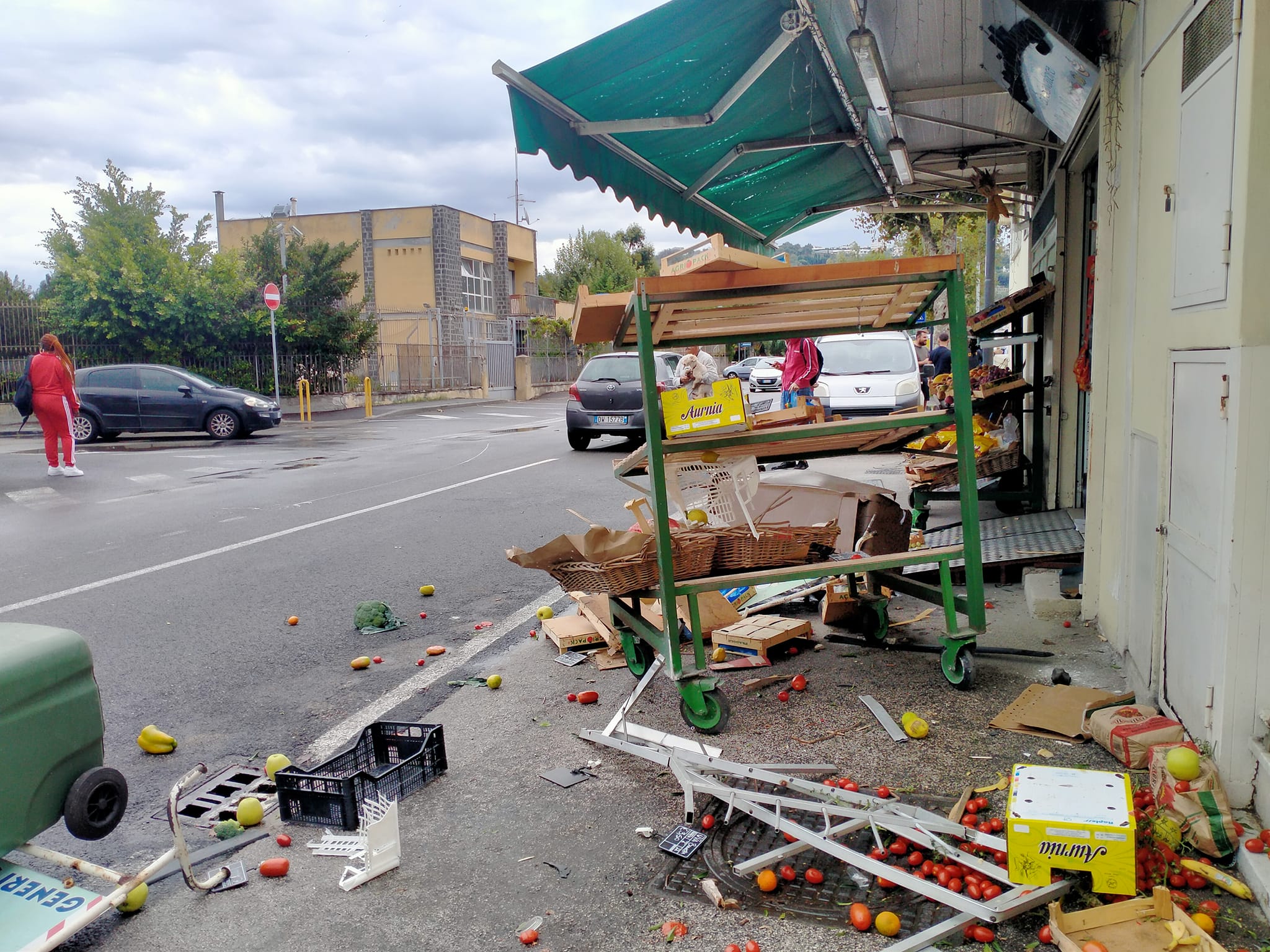 POZZUOLI/ Taxi abusivo non si ferma allo stop e auto si schianta contro un negozio: un ferito e 2 bimbi in ospedale – LE FOTO