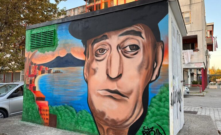 POZZUOLI/ Ripristinato il murale di Totò vandalizzato a Monterusciello – LE FOTO