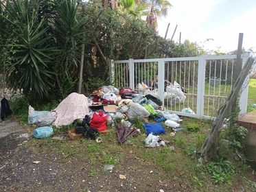LA DENUNCIA/ «Continui sversamenti di rifiuti in via Scalandrone»