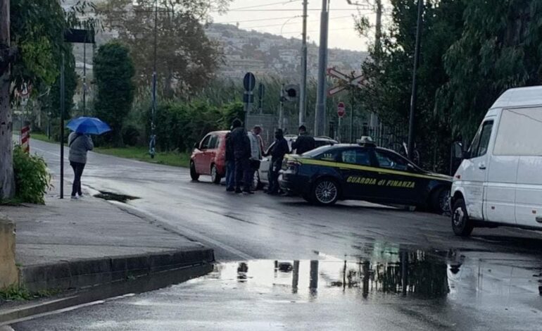 POZZUOLI/ Taxi abusivi gestiti da immigrati nel mirino della Finanza a Licola: raffica di controlli