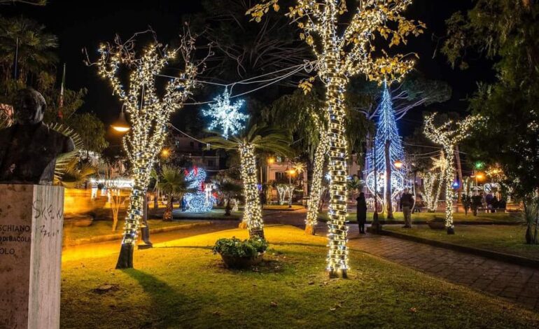 Natale, tornano le luci d’artista nella villa comunale di Bacoli
