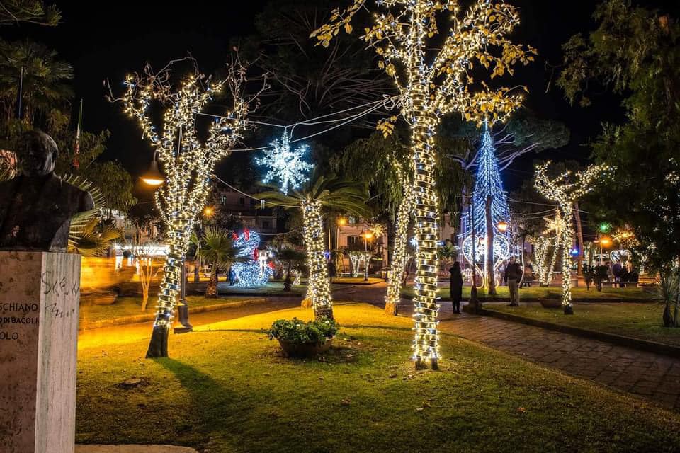 Natale, tornano le luci d’artista nella villa comunale di Bacoli