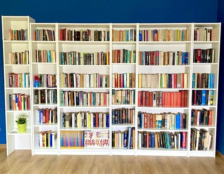 Stop ai libri nei cassonetti: a Bacoli c’è una biblioteca pubblica nell’isola ecologica