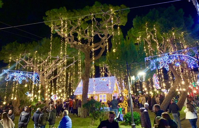 Luci d’Artista in villa comunale, boom di visitatori a Bacoli