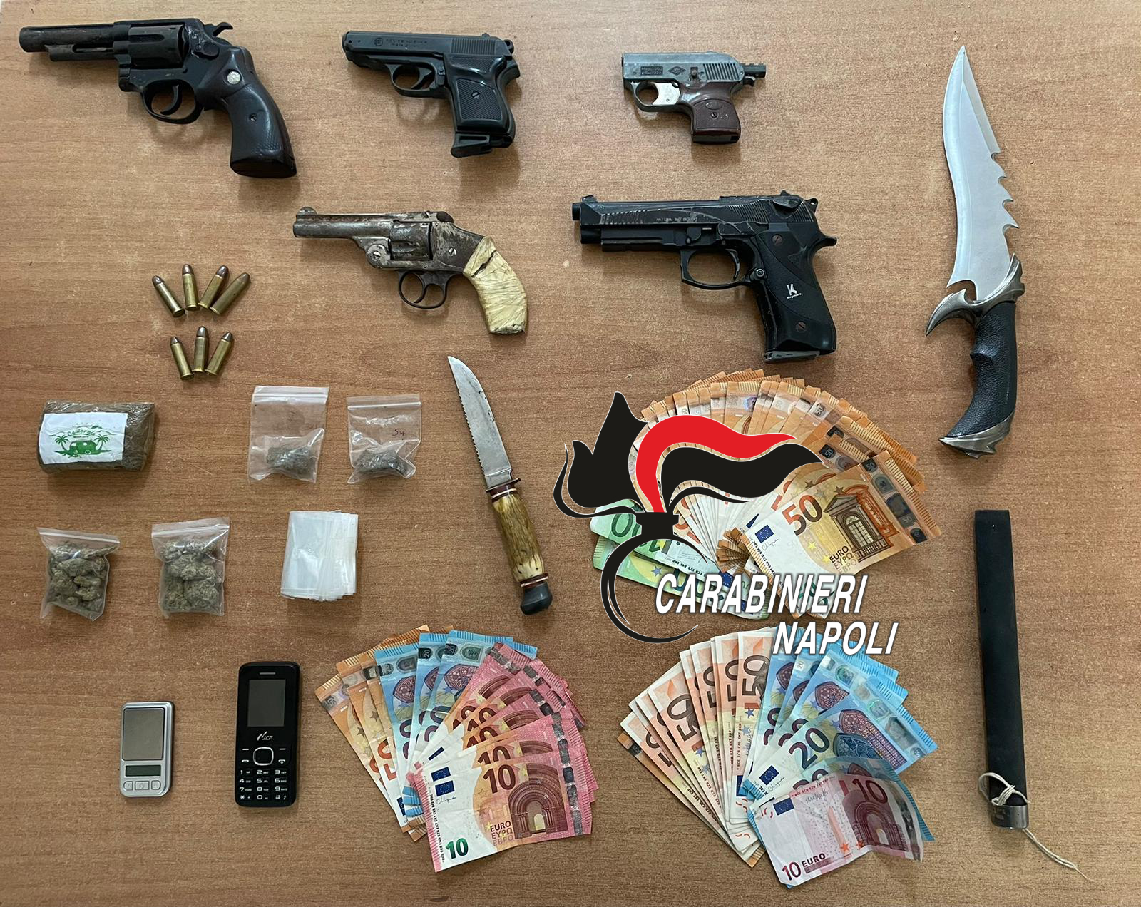 Armi e droga nascosti nello scooter e nel garage, arrestato un 22enne