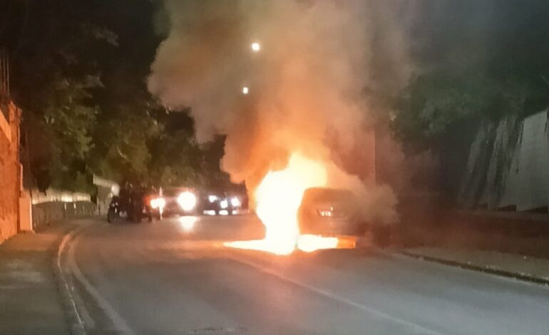 POZZUOLI/ Auto in fiamme in via Solfatara: traffico paralizzato