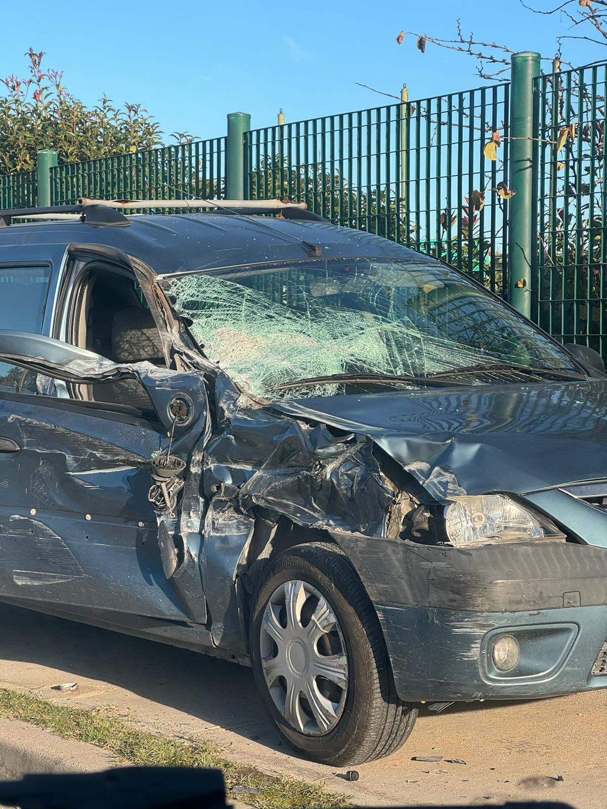 POZZUOLI/ Auto travolge palo e si schianta davanti all’ospedale