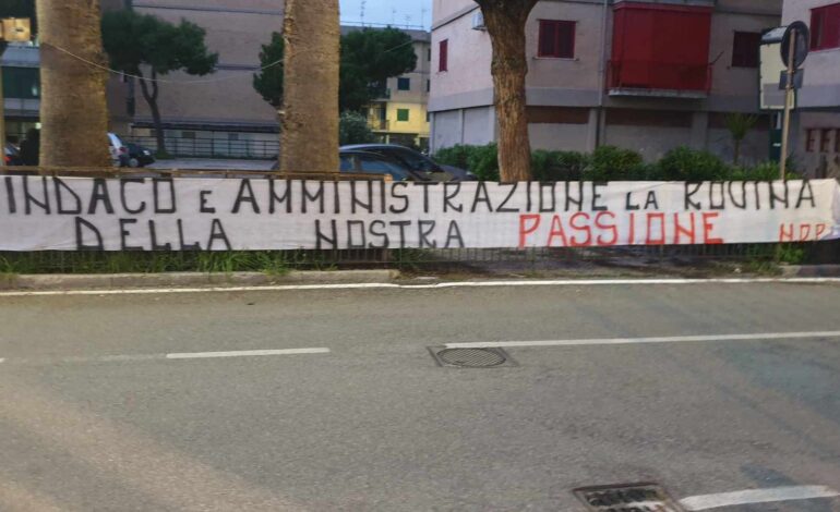 POZZUOLI/ Striscione dei tifosi della Puteolana contro il sindaco e l’amministrazione comunale