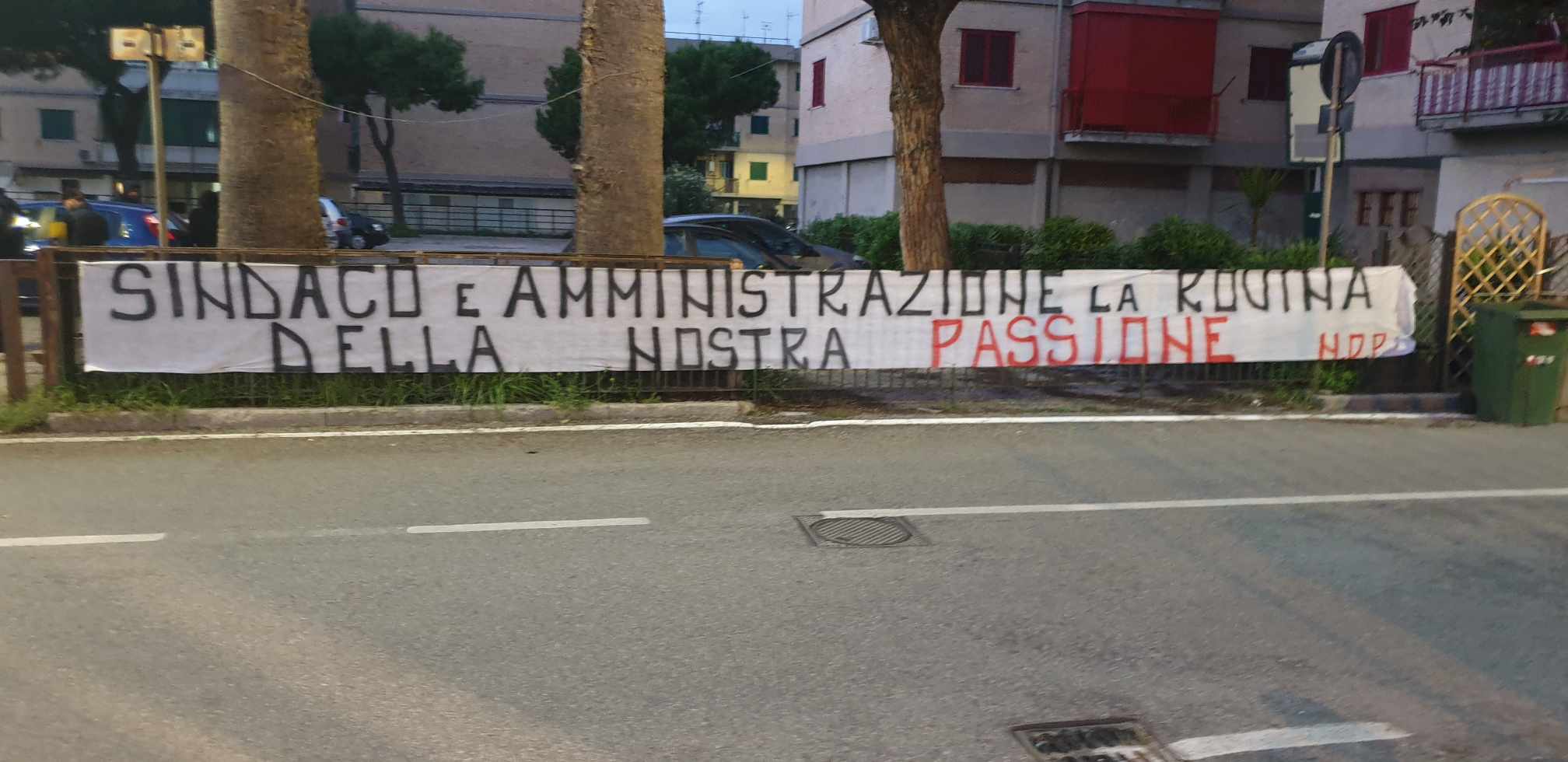 POZZUOLI/ Striscione dei tifosi della Puteolana contro il sindaco e l’amministrazione comunale