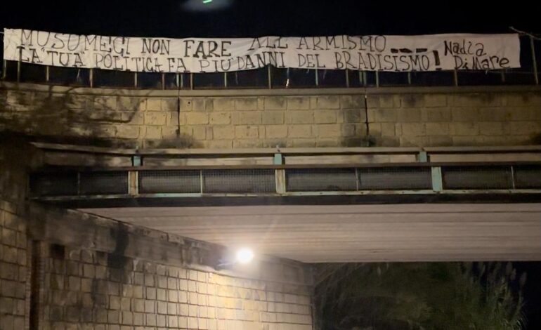Allerta Campi Flegrei, a Pozzuoli spunta striscione contro il Ministro Musumeci: «La tua politica fa più danni del bradisismo»