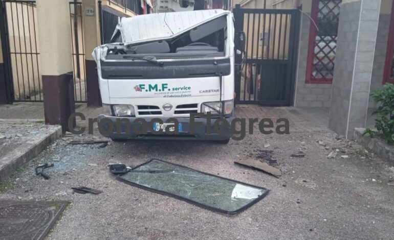 POZZUOLI/ Sbaglia la manovra camion distrugge ingresso di un parco a Monterusciello – LE FOTO