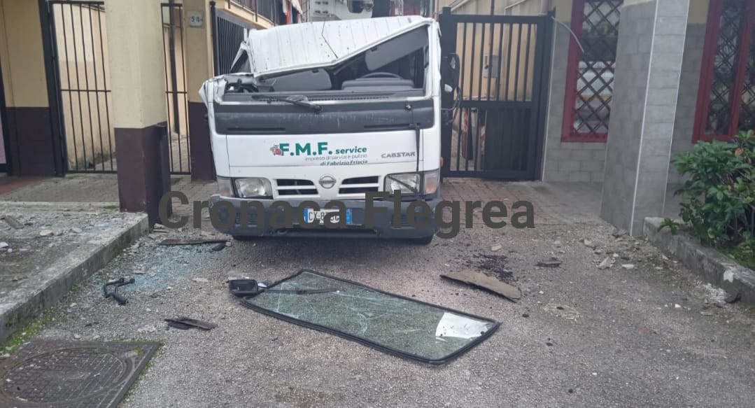 POZZUOLI/ Sbaglia la manovra camion distrugge ingresso di un parco a Monterusciello – LE FOTO