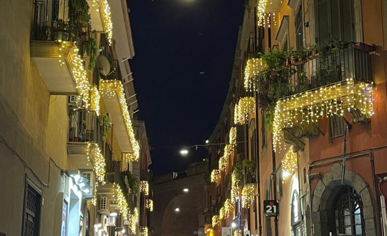 Spettacolo luminarie a Pozzuoli: i commercianti accendono le luci anche in Corso della Repubblica e a via Napoli