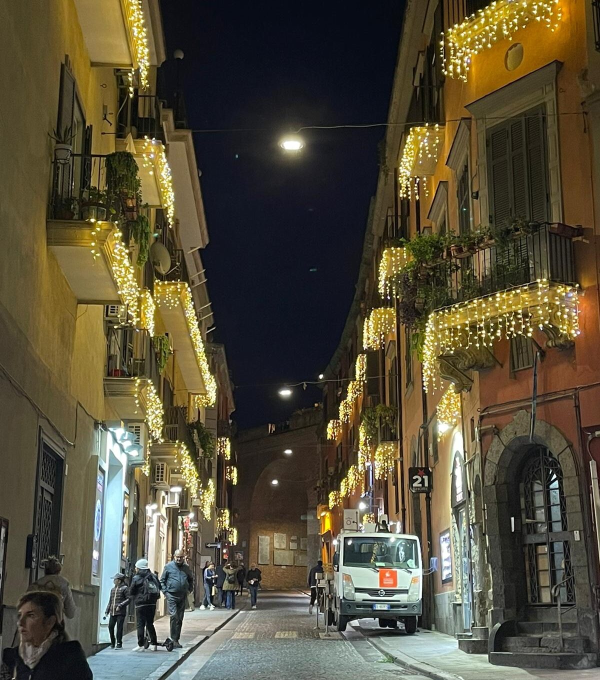 Spettacolo luminarie a Pozzuoli: i commercianti accendono le luci anche in Corso della Repubblica e a via Napoli
