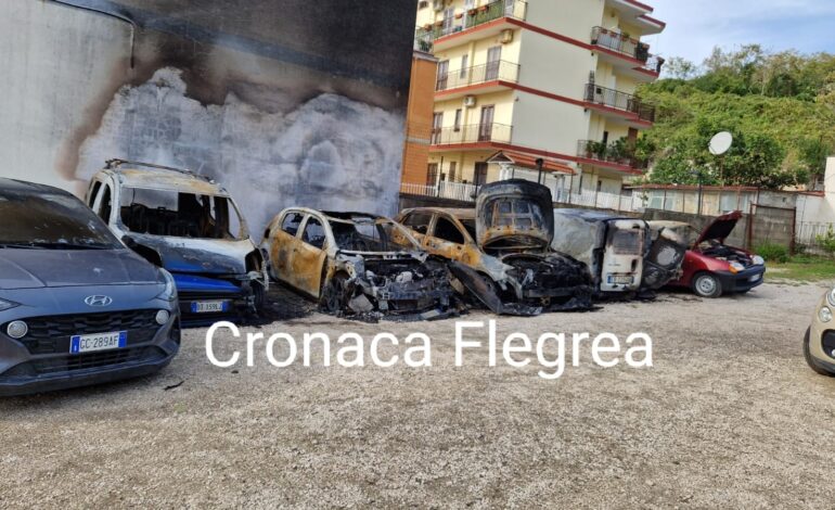 POZZUOLI/ Paura nella notte a Via Napoli: 5 auto distrutte dalle fiamme – LA FOTO