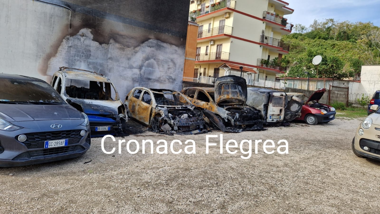 POZZUOLI/ Paura nella notte a Via Napoli: 5 auto distrutte dalle fiamme – LA FOTO