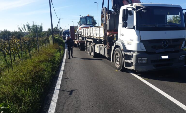 Tragedia a Licola, uomo muore travolto da un tir