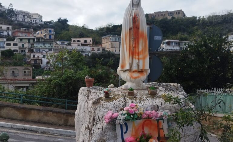 Simboli religiosi nel mirino dei vandali: vernice su statua della Madonna a Pozzuoli e chiesa a Bacoli – LE FOTO