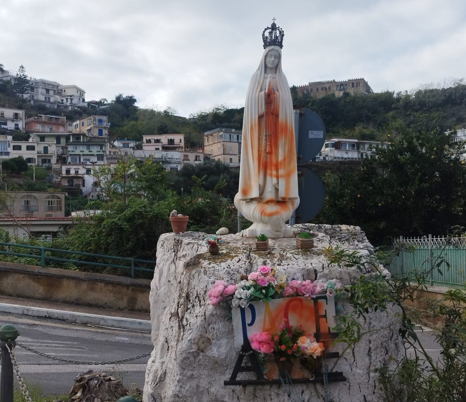 Simboli religiosi nel mirino dei vandali: vernice su statua della Madonna a Pozzuoli e chiesa a Bacoli – LE FOTO