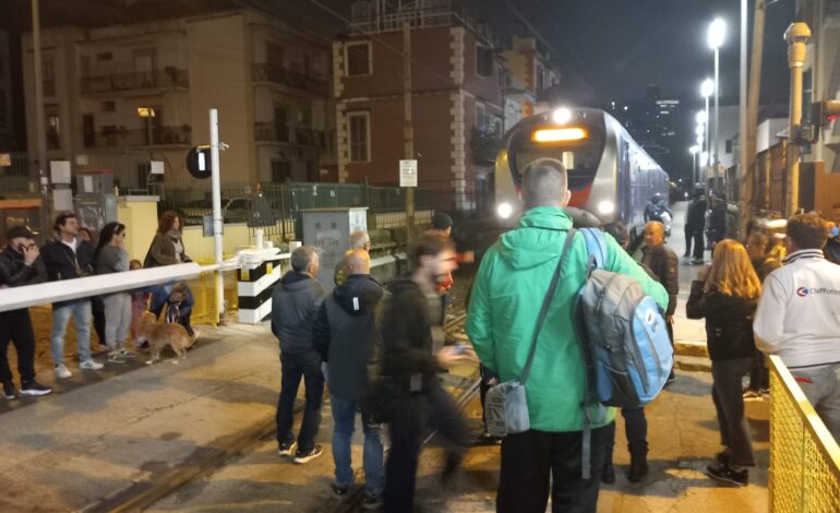 POZZUOLI/ La sbarra del passaggio a livello va in tilt: proteste, blocchi e caos a via Napoli – LE FOTO
