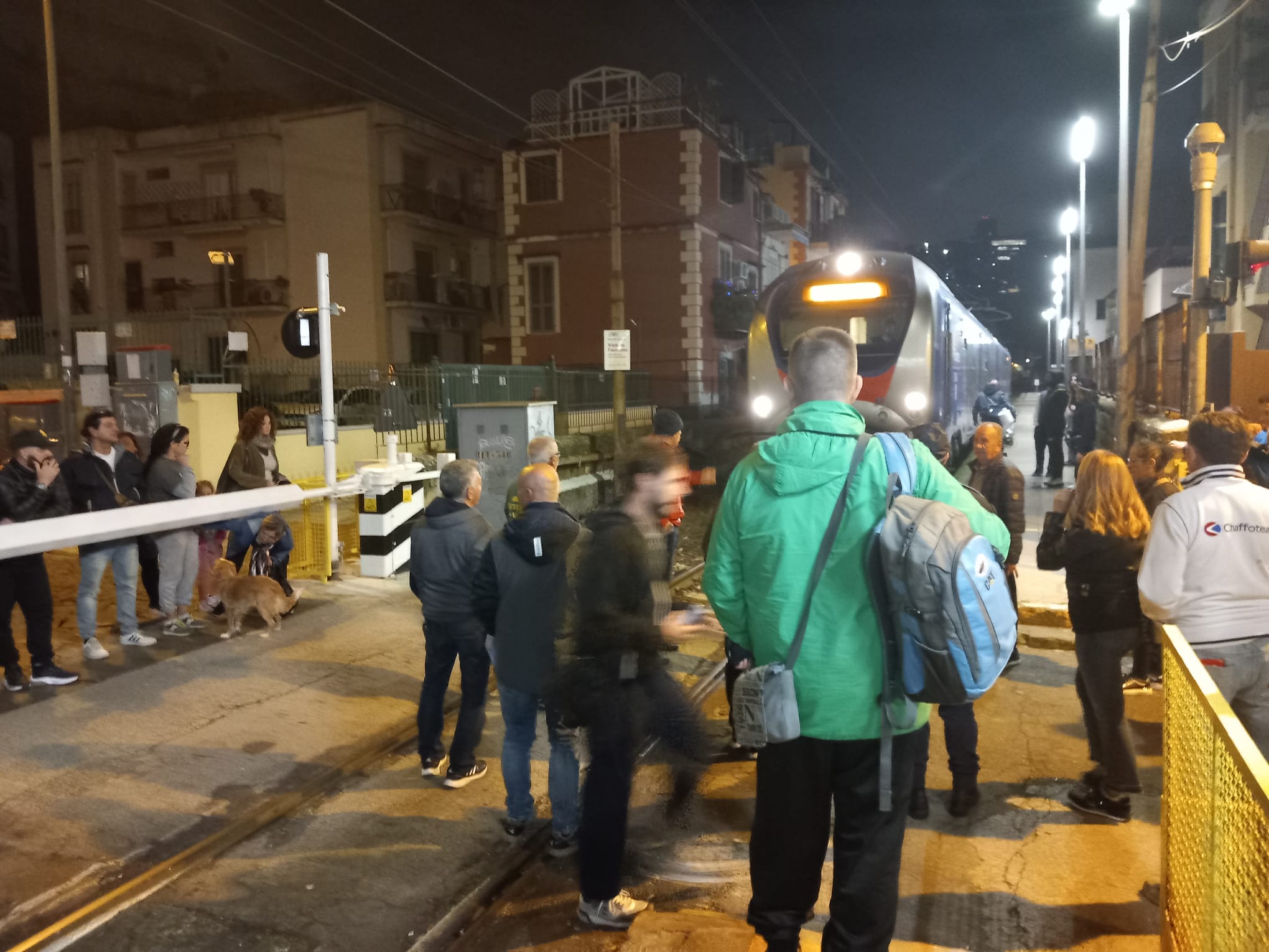 POZZUOLI/ La sbarra del passaggio a livello va in tilt: proteste, blocchi e caos a via Napoli – LE FOTO