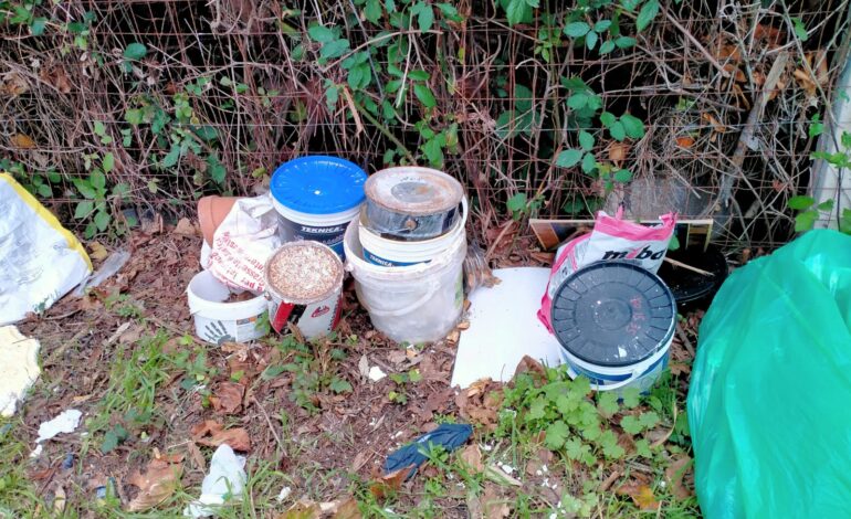 POZZUOLI/ Rifiuti pericolosi abbandonati a Licola Borgo – LE FOTO