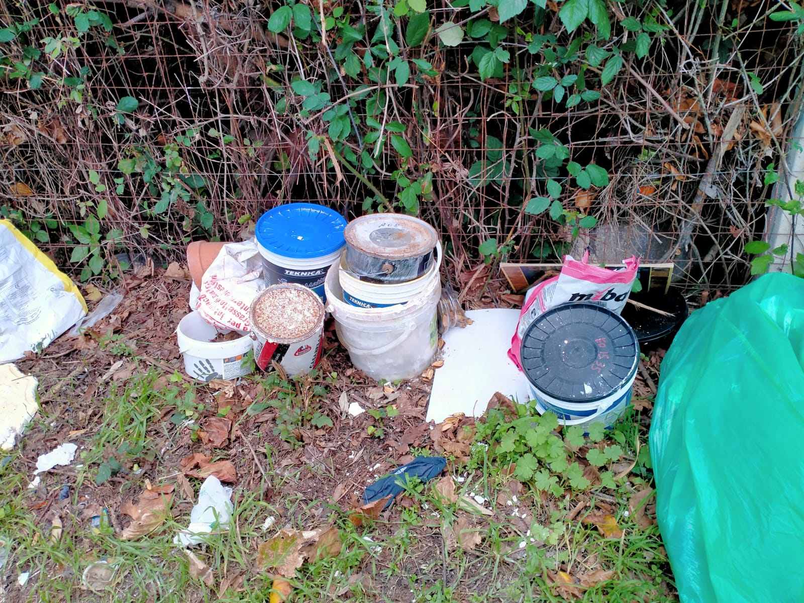 POZZUOLI/ Rifiuti pericolosi abbandonati a Licola Borgo – LE FOTO