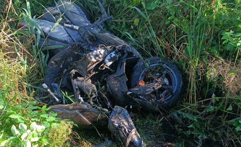 POZZUOLI/ Schianto frontale tra furgone e scooter: uomo finisce in un canale pieno d’acqua – LE FOTO