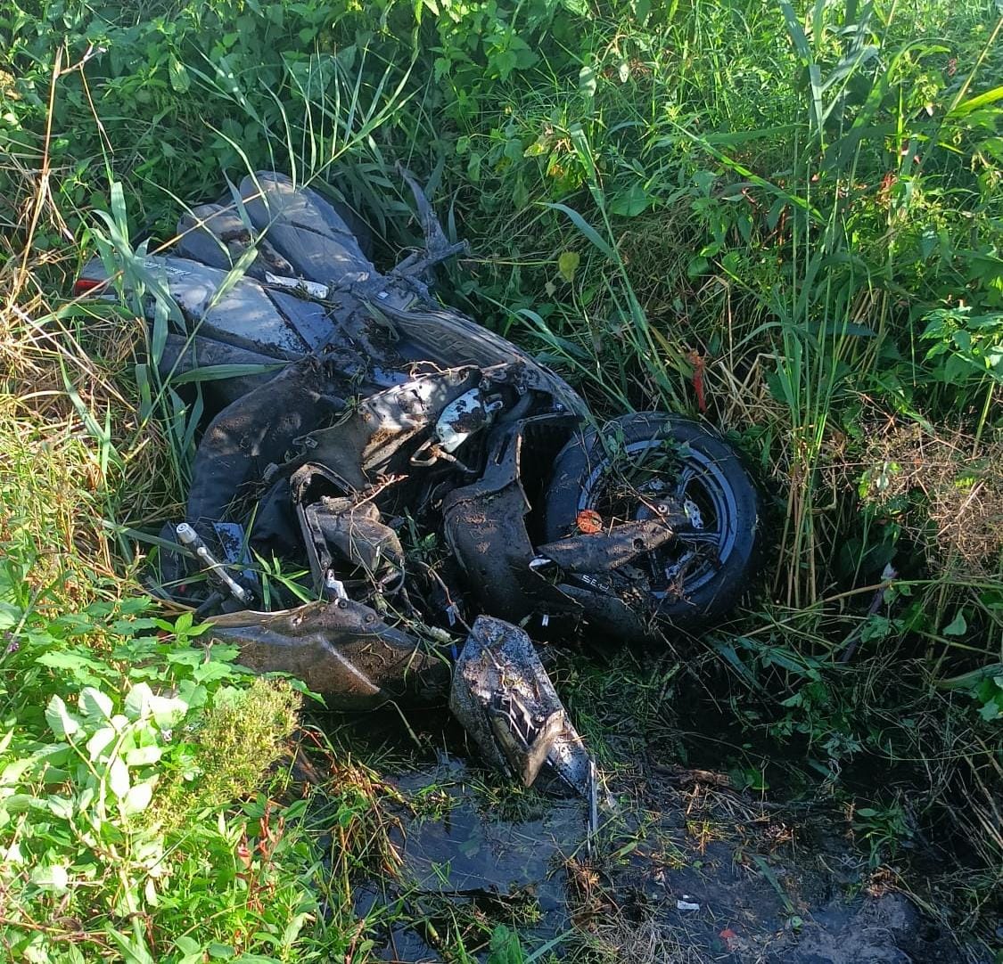 POZZUOLI/ Schianto frontale tra furgone e scooter: uomo finisce in un canale pieno d’acqua – LE FOTO