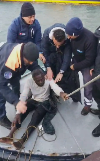 POZZUOLI/ È un 67enne del Ghana l’uomo finito in mare: dopo il salvataggio è stato portato in ospedale – LE FOTO