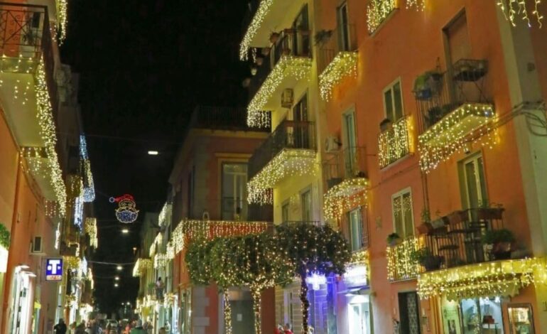 POZZUOLI/ Negozi e uffici si autotassano: in via Cosenza si accende lo spettacolo delle luminarie