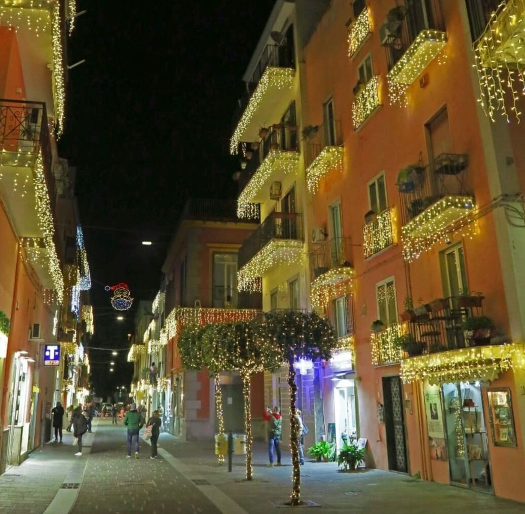 POZZUOLI/ Negozi e uffici si autotassano: in via Cosenza si accende lo spettacolo delle luminarie