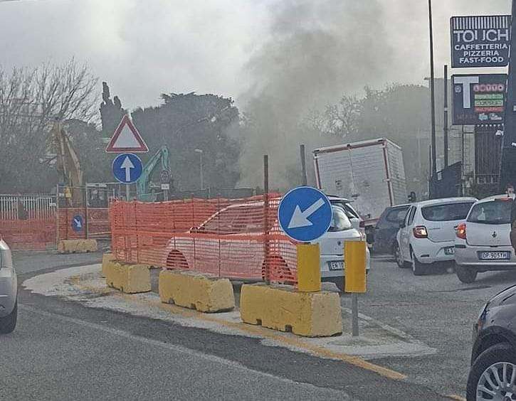 Fuga di gas davanti all’ospedale di Pozzuoli, vigili del fuoco sul posto