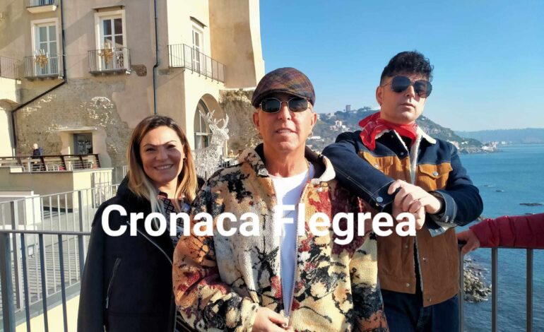 Franco Ricciardi e Ivan Granatino affascinati dalla bellezza del Rione Terra di Pozzuoli – LE FOTO