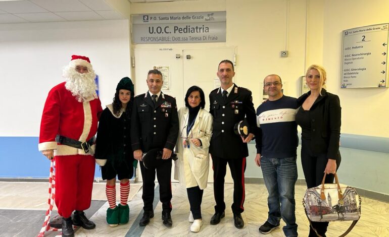 Solidarietà in corsia: carabinieri e Casper consegnano doni ai piccoli pazienti dell’ospedale di Pozzuoli
